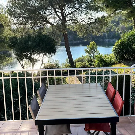 Lumineux, Proche Et *