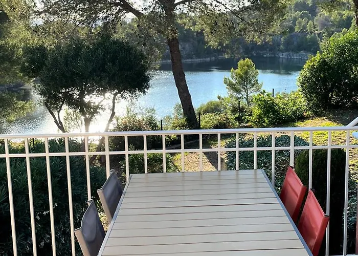 Lumineux, Proche Et *